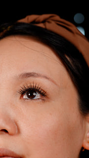Model wearing IGUIONSS IG2350 brown lash clusters